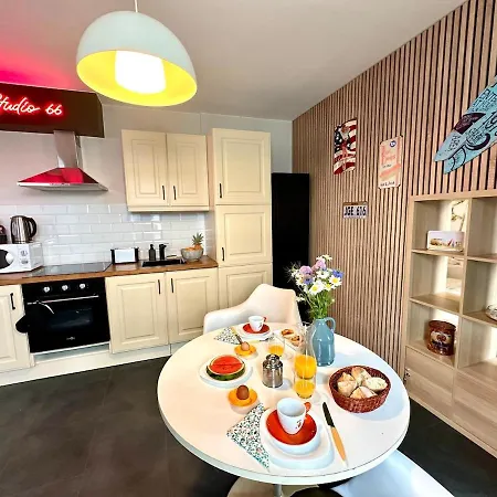 50m From The Citadel Ντινάντ